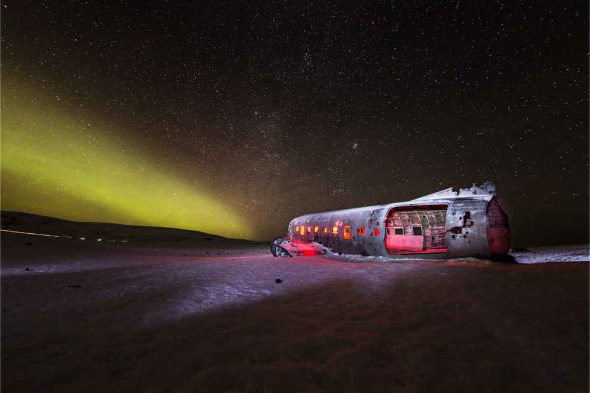 Plane wreck in Iceland´s south coast with the northern lights shining
