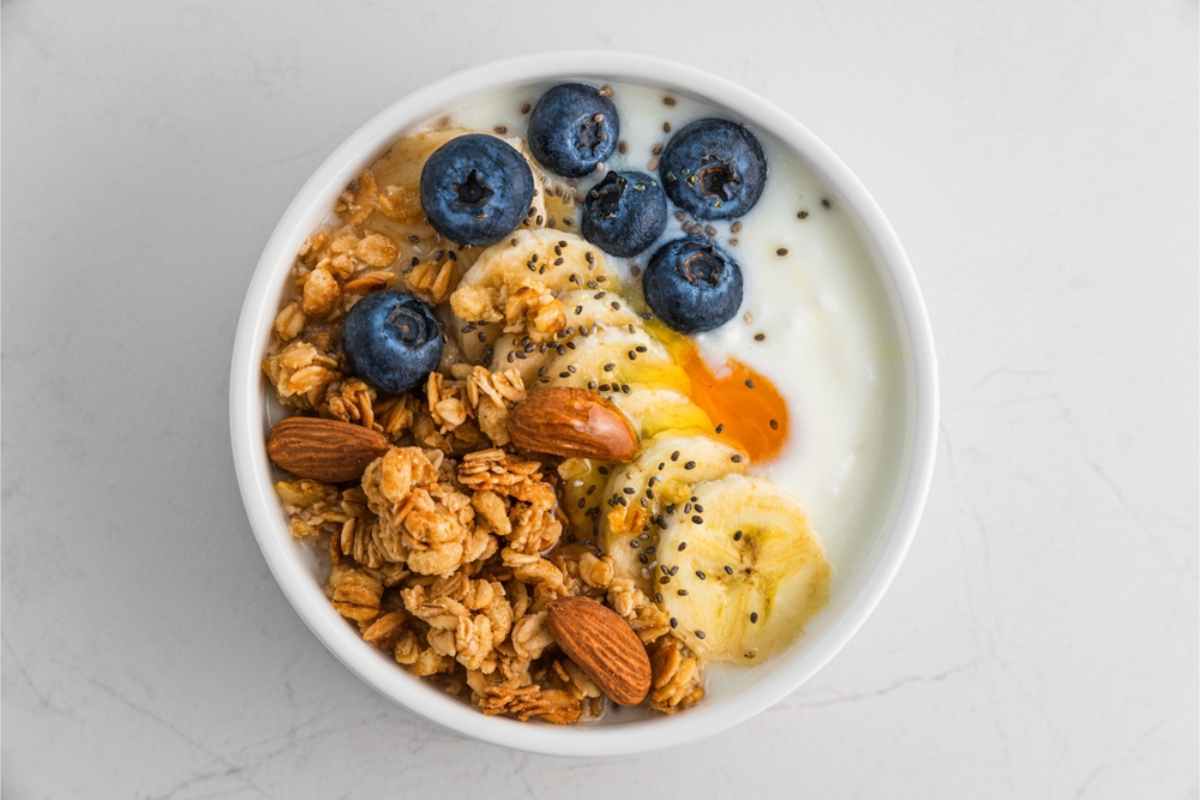 Instant oats with dried fruits and chia seeds