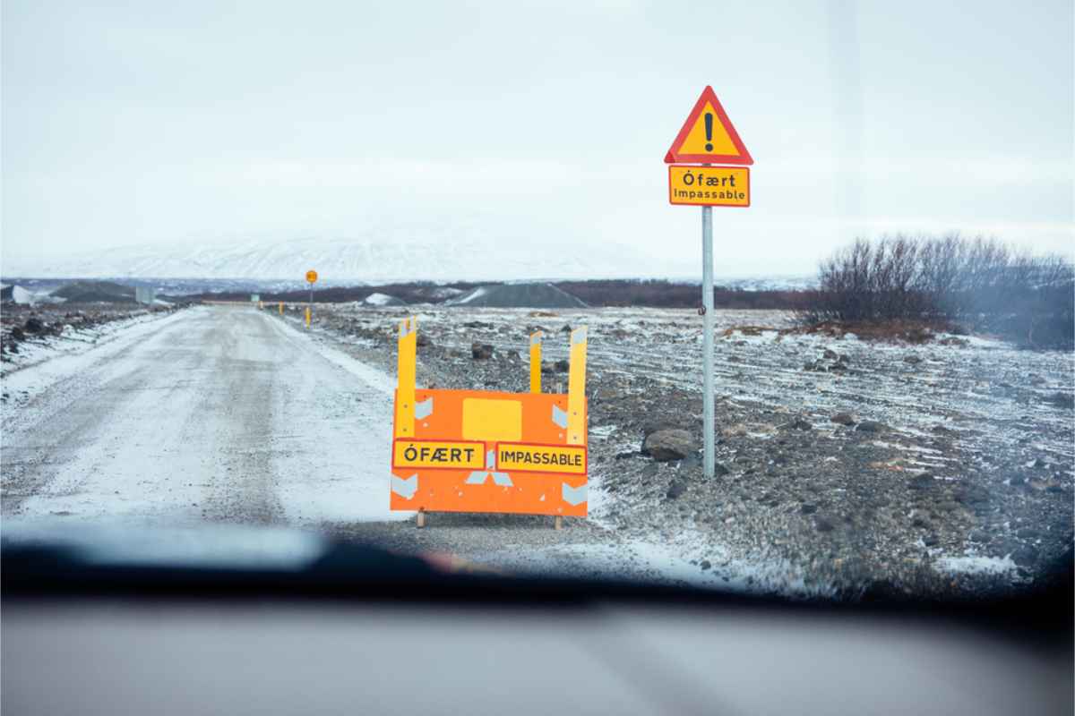 Closed road sign in English and in Icelandic with the word Impassable